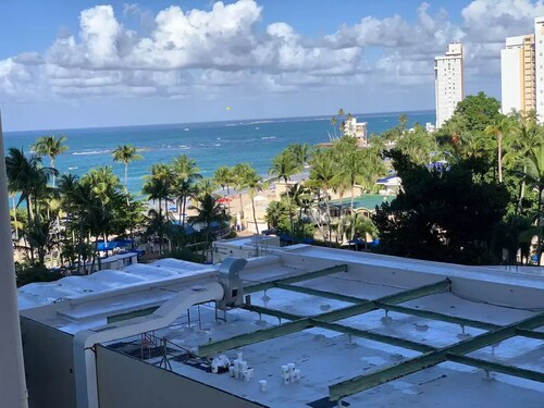 Cozy Oceanfront Studio: Ocean View, Direct Beach Access, Pool, Wi-Fi & Parking