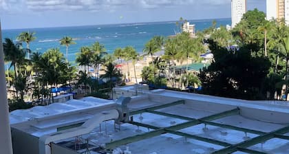 Cozy Oceanfront Studio: Ocean View, Direct Beach Access, Pool, Wi-Fi & Parking