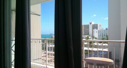 Cozy Oceanfront Studio: View, Direct Beach Access, Pool, WiFi & Parking