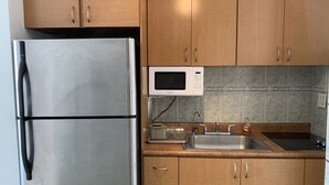 Kaffetrakter/tekoker, kjøleskap, mikrobølgeovn og kokeplater