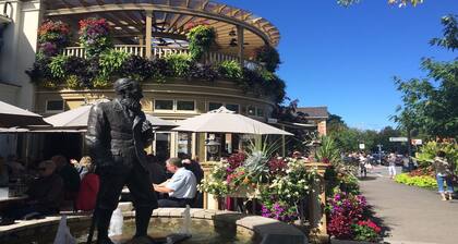 SHAKESPEARE COTTAGE BY THE LAKE In NOTL family friendly, total privacy.