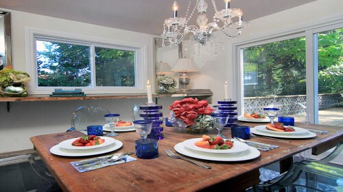 SHAKESPEARE COTTAGE BY THE LAKE  In NOTL family friendly,  total privacy.