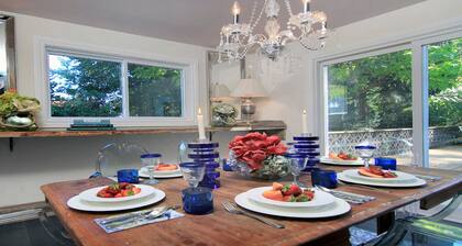 SHAKESPEARE COTTAGE BY THE LAKE In NOTL family friendly, total privacy.