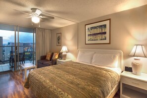 Free internet, bed sheets - Studio with hardwood floors, ocean views - pool, hot tub, & sauna on-site (Honolulu)