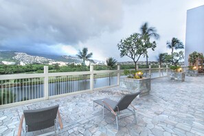 Terrace/patio - Studio with hardwood floors, ocean views - pool, hot tub, & sauna on-site (Honolulu)