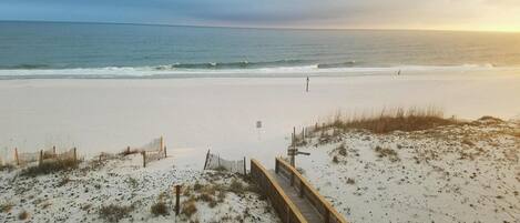 En la playa, sillas reclinables de playa