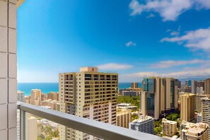 Property grounds - Deluxe studio with kitchenette, furnished lanai, pool, & hot tub (Honolulu)