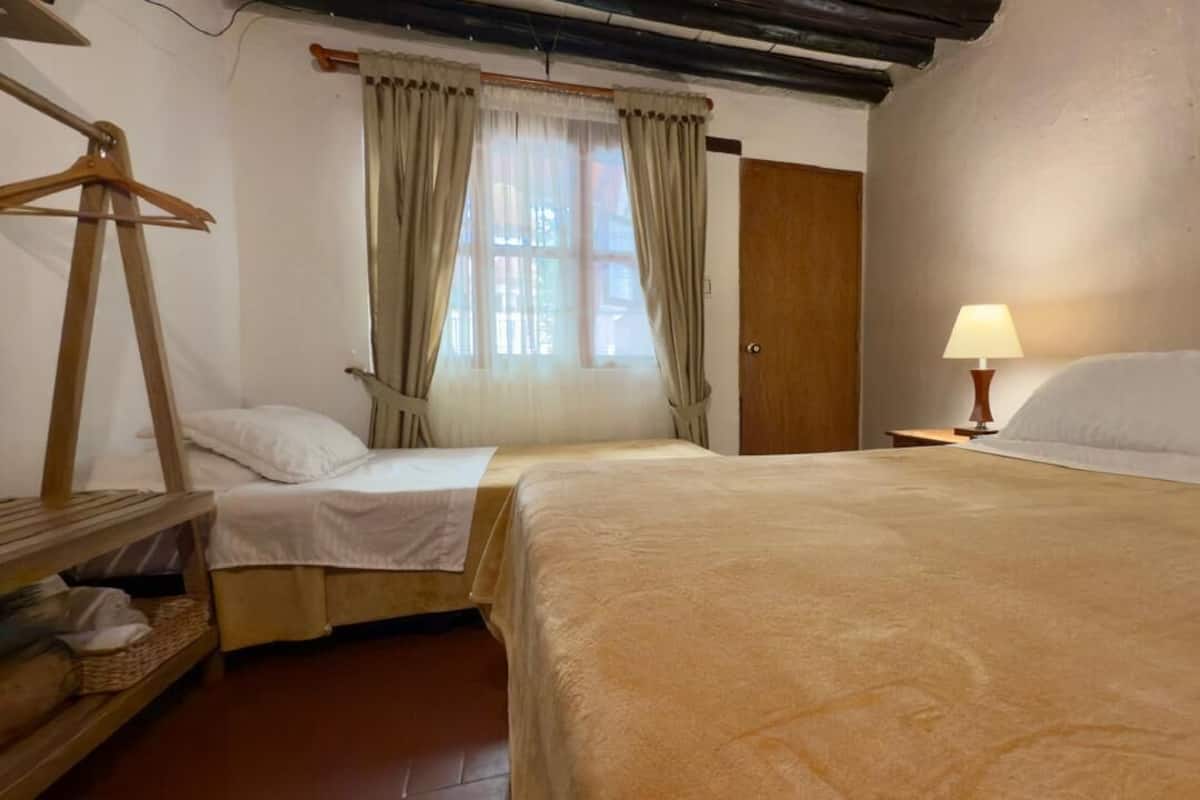 Quarto triplo básico, várias camas, para não fumantes | Edredons de pluma, ferros/tábuas de passar roupa, Wi-Fi de cortesia