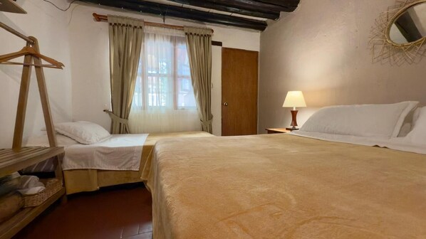 Cubrecamas, tabla de planchar con plancha, wifi gratis y ropa de cama 