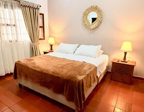 Cubrecamas, tabla de planchar con plancha, wifi gratis y ropa de cama 