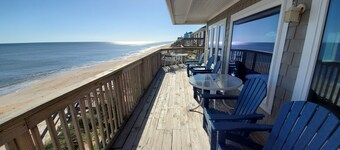 Oceanfront House med privat strand, gårdsplass og Gameroom