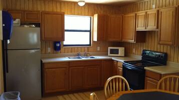 雪櫃、微波爐、焗爐、爐具