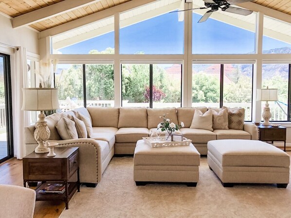 Smart TV, fireplace, books, stereo