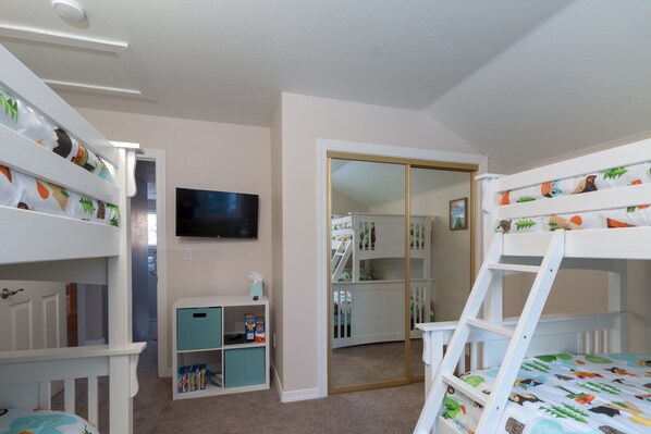 4 bedrooms, desk, iron/ironing board, travel crib - Beautiful Home in McCall w/ family & living room and large backyard w/ firepit (Mccall)