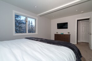 4 bedrooms, desk, iron/ironing board, travel cot
