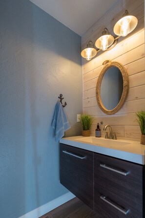 Badewanne, Haartrockner, Handtücher