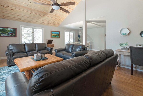 Televisión y chimenea 