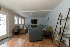 TV, fireplace, video games, DVD player - Beautiful Home in McCall w/ family & living room and large backyard w/ firepit (Mccall)