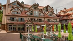 Un hôtel à plusieurs étages, de style architectural traditionnel, doté de balcons et de grandes fenêtres.