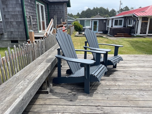 Hot Tub - 1/2 Block to the Beach - Family & Dog Friendly.