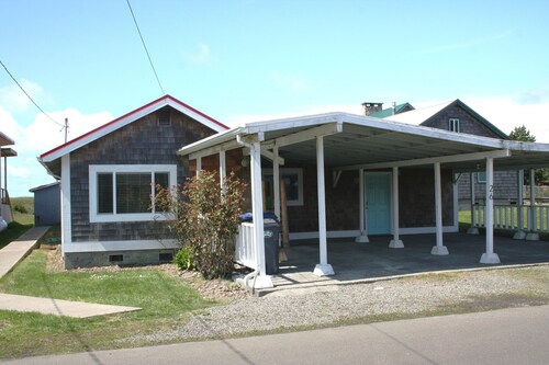 Hot Tub - 1/2 Block to the Beach - Family & Dog Friendly.