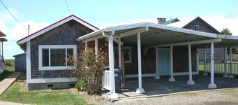 Hot Tub - 1/2 Block to the Beach - Family & Dog Friendly.