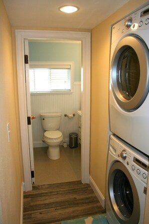 Combinazione doccia/vasca, asciugacapelli, asciugamani, sapone