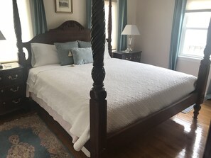 2 chambres, bureau, fer et planche à repasser, lit de bébé portatif