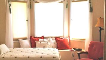 2 habitaciones, escritorio y tabla de planchar con plancha