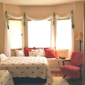 2 Schlafzimmer, Schreibtisch, Bügeleisen/Bügelbrett, Reisekinderbett