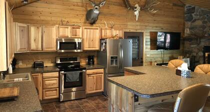 Outstanding Crandall Cabin minutes from Yellowstone, ready for your adventure!