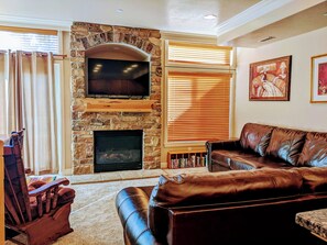 Smart TV, fireplace, DVD player, books - Escape...Explore....Enjoy (Huntsville)