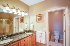 Shower, jetted tub, hair dryer, towels - Escape...Explore....Enjoy (Huntsville)