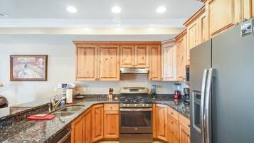 冰箱、微波炉、烤箱、炉灶