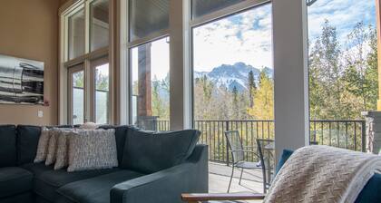 Panoramic Mountain View 5BD 4.5BA Townhouse, Hot Tub, Near DT Canmore, Parking