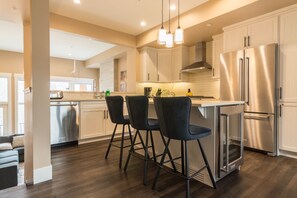 冰箱、微波炉、烤箱、炉灶