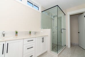 Badewanne, Haartrockner, Handtücher, Shampoo