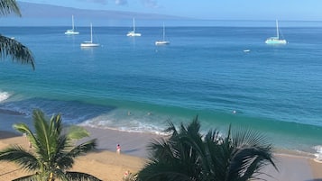 Na praia, espreguiçadeiras, toalhas de praia