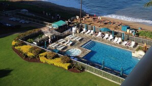 Un complexe hôtelier doté d’une piscine, d’une plage et offrant une vue sur l’océan.
