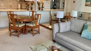 TV, DVD player, livros, videoteca