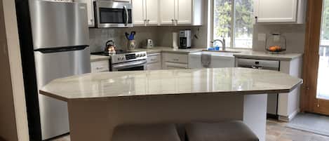 Geladeira, micro-ondas, fogão, cooktop