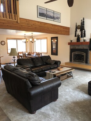 TV, fireplace, DVD player, books - IN SUNRIVER-Beautiful, remodeled, 3BR/3BA, HotTub, Near Fort Rock Park, Pets OK (Sunriver)