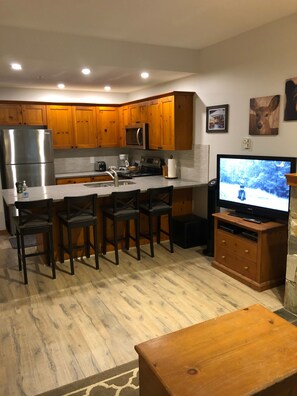 Geladeira, micro-ondas, fogão, cooktop