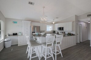 Unclassified image, 2 of 32, button