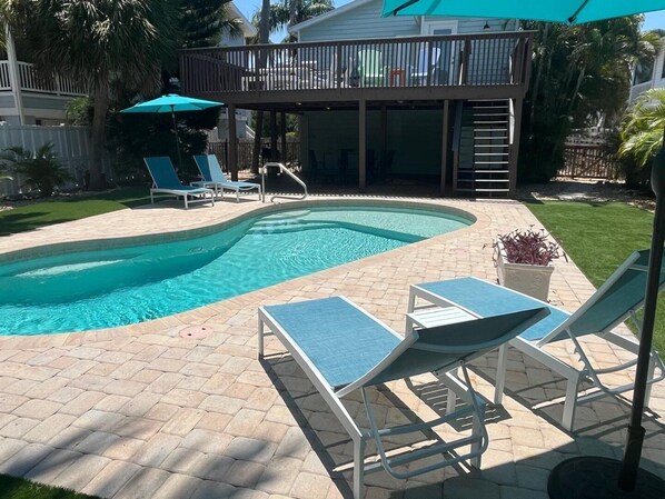 Unclassified image, 1 of 32, button