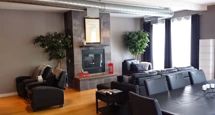 Penthouse for Two!! Enjoy the Fall!! Relax. Hot tub - Steam Shower - Fireplace.