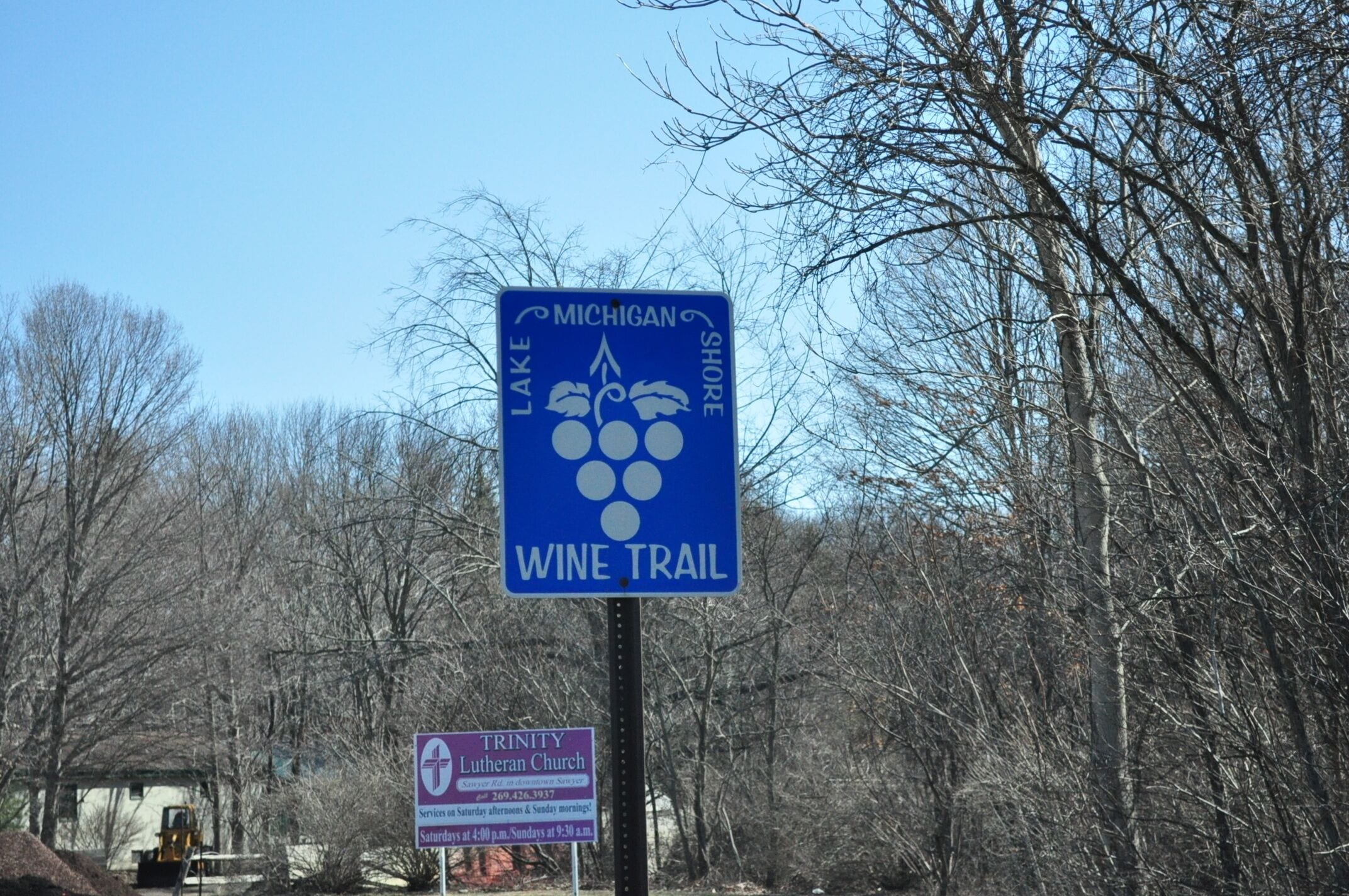 Señal para la Ruta del Vino de Michigan, con indicaciones hacia Lake y Shore.