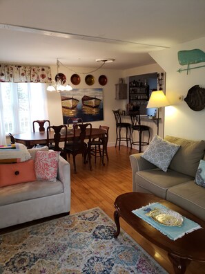 Smart TV, DVD player, books, video library - Schoodic Peninsula of Acadia Natl. Pk; ferry to Bar Harbor/Ocean - 15 Min. Walk (Winter Harbor)