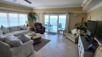 Een televisie, een open haard, een dvd-speler en boeken