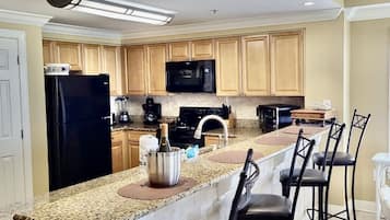 Jääkaappi, mikroaaltouuni, uuni, liesi